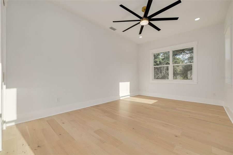 Spacious, unfurnished interior of a new home in , St. Petersburg (Image 25).