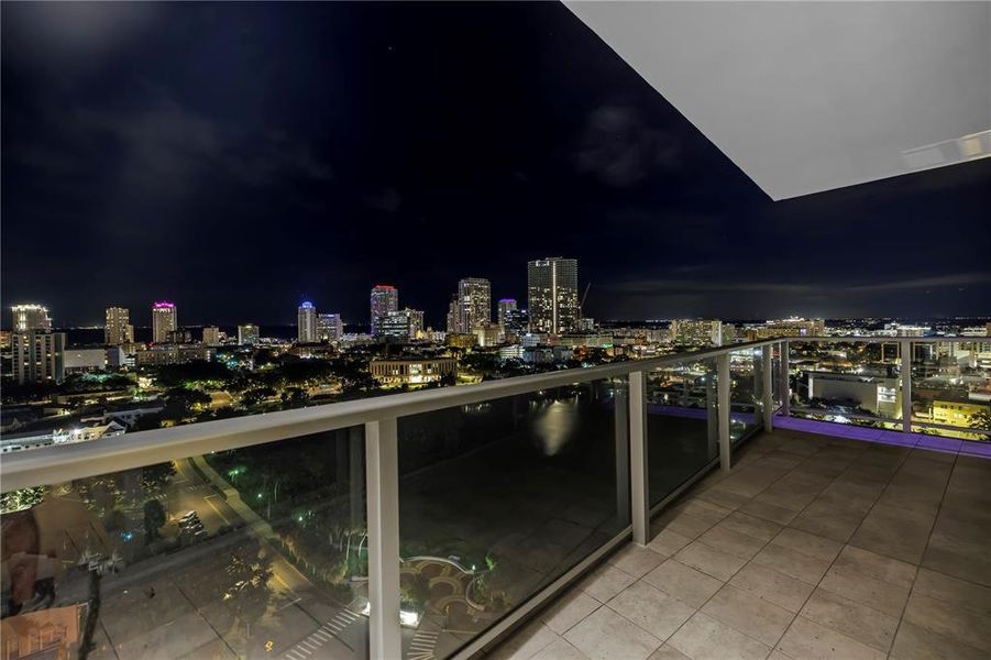 Condo located in St. Petersburg, FL showcasing its design and architecture (Image 12).