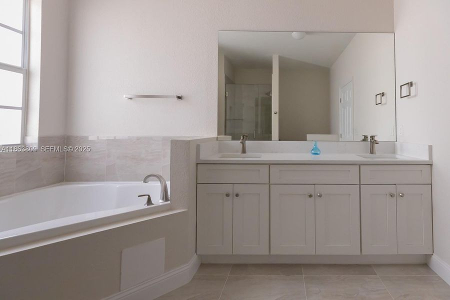 Furnished interior view inside a new home in , Tamarac (Image 16).