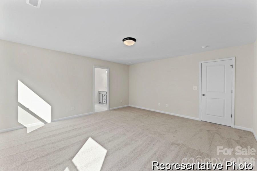 Spacious, unfurnished interior of a new home in Beaver Creek, Statesville (Image 11).