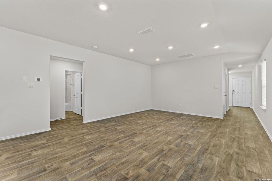 Spacious, unfurnished interior of a new home in Laurel Vistas, San Antonio (Image 18).