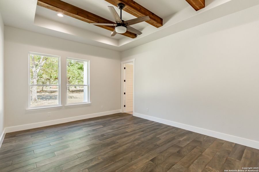 Spacious, unfurnished interior of a new home in , La Vernia (Image 28).