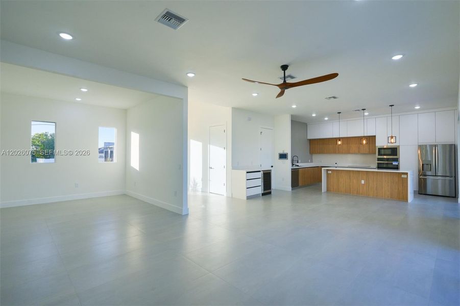 Spacious, unfurnished interior of a new home in , Cape Coral (Image 38).