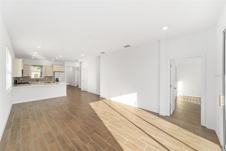 Spacious, unfurnished interior of a new home in , Ocala (Image 33).