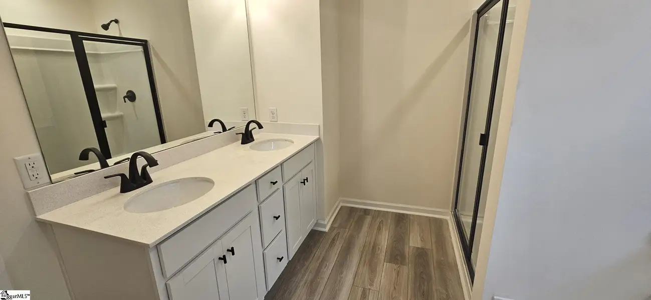 Furnished interior view inside a new home in Sedona, Greenville (Image 7).