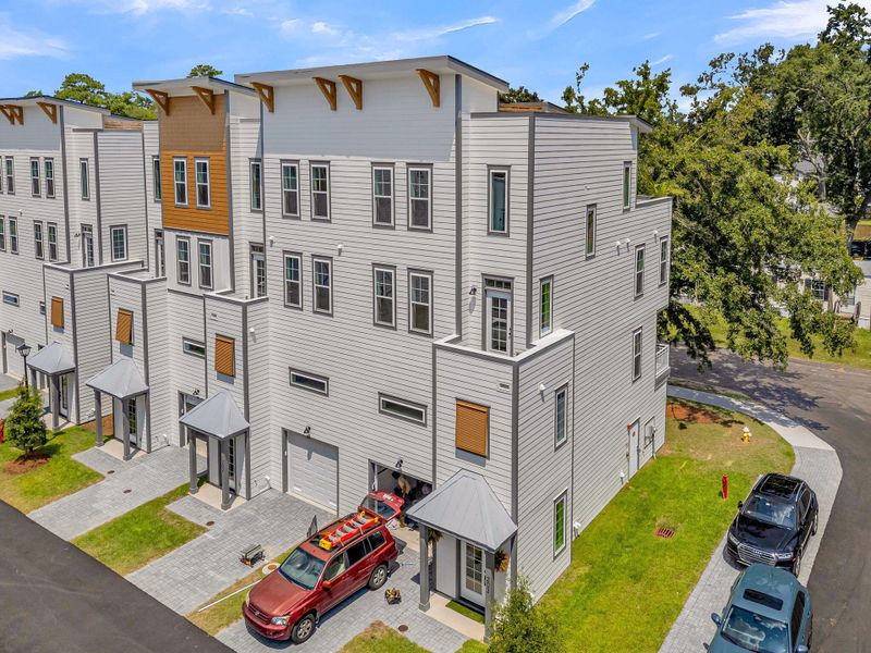 Condo located in North Charleston, SC showcasing its design and architecture (Image 6).