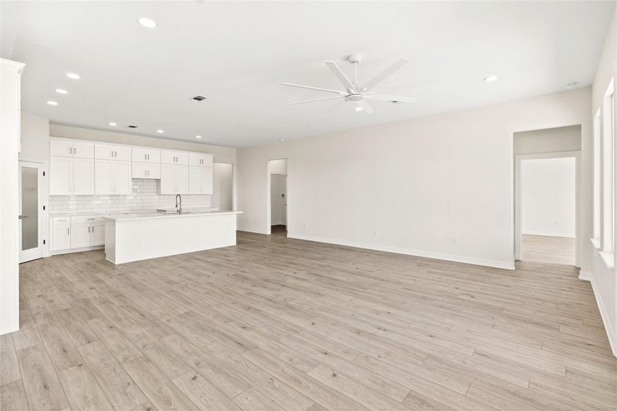 Spacious, unfurnished interior of a new home in , Freeport (Image 19).