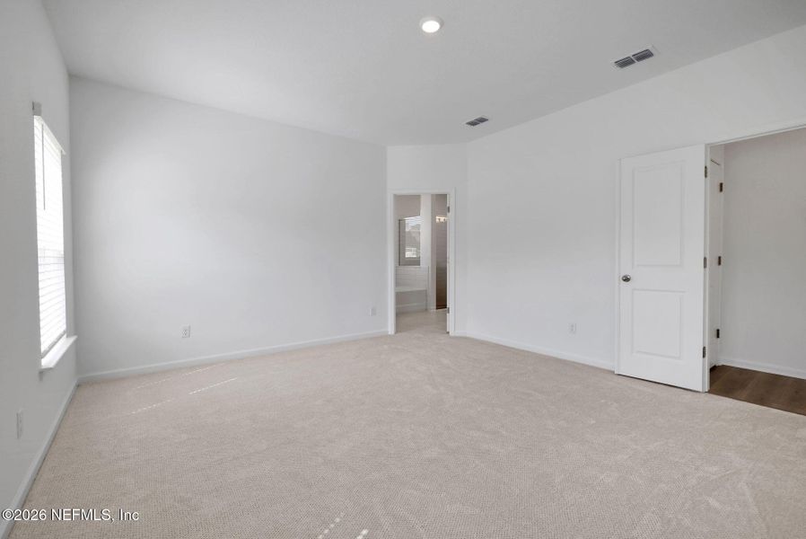 Spacious, unfurnished interior of a new home in Jennings Farm, Middleburg (Image 22).