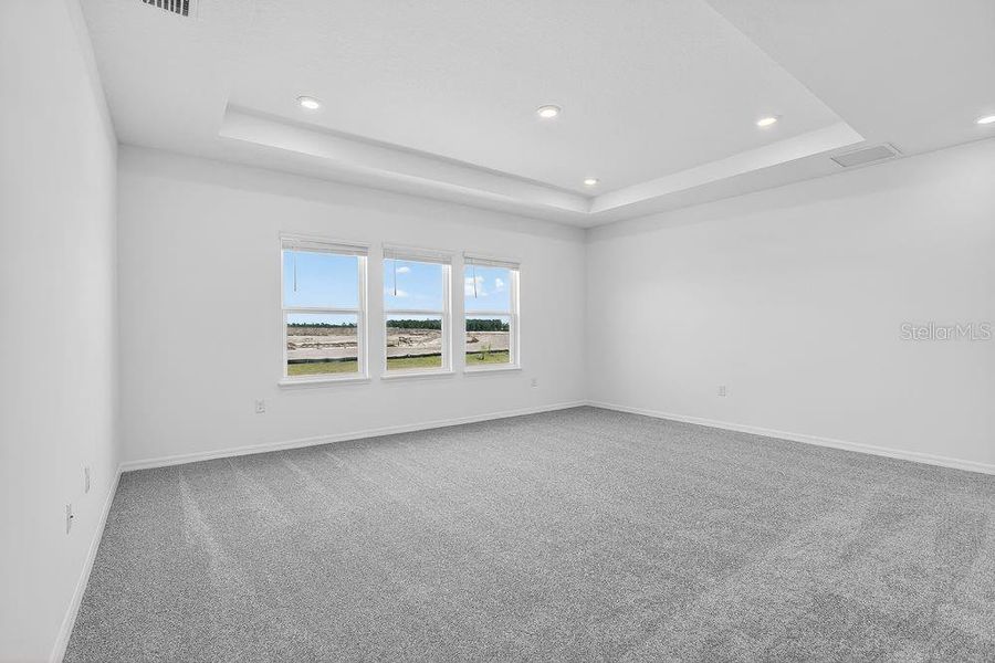Spacious, unfurnished interior of a new home in Ardisia Park, New Smyrna Beach (Image 25).