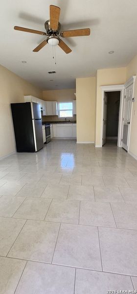 Spacious, unfurnished interior of a new home in , Eagle Pass (Image 9).