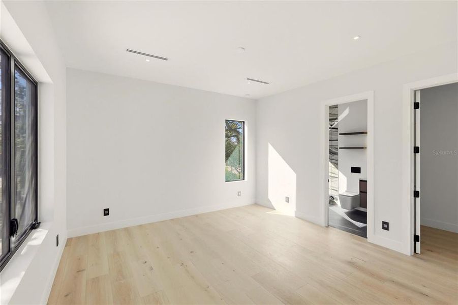 Spacious, unfurnished interior of a new home in , Sarasota (Image 32).