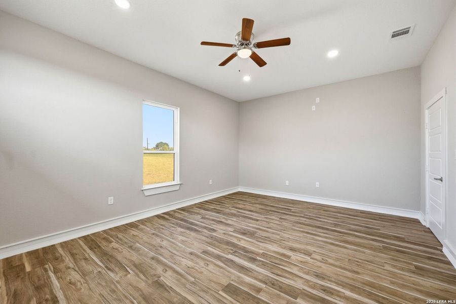 Spacious, unfurnished interior of a new home in , Atascosa (Image 28).
