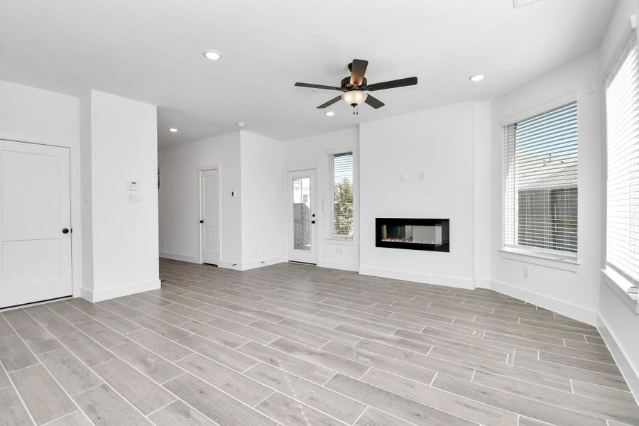 Spacious, unfurnished interior of a new home in Meridiana, Rosharon (Image 17).