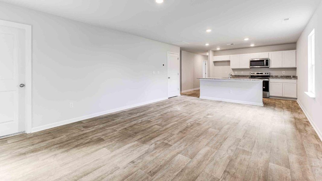 Spacious, unfurnished interior of a new home in Eagle Creek, Bolivia (Image 21).