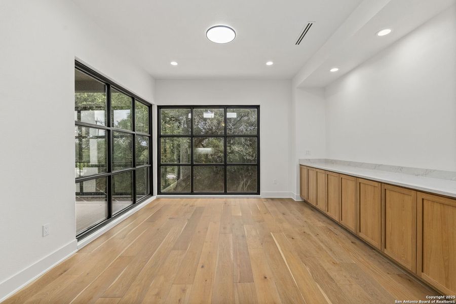 Spacious, unfurnished interior of a new home in , San Antonio (Image 31).