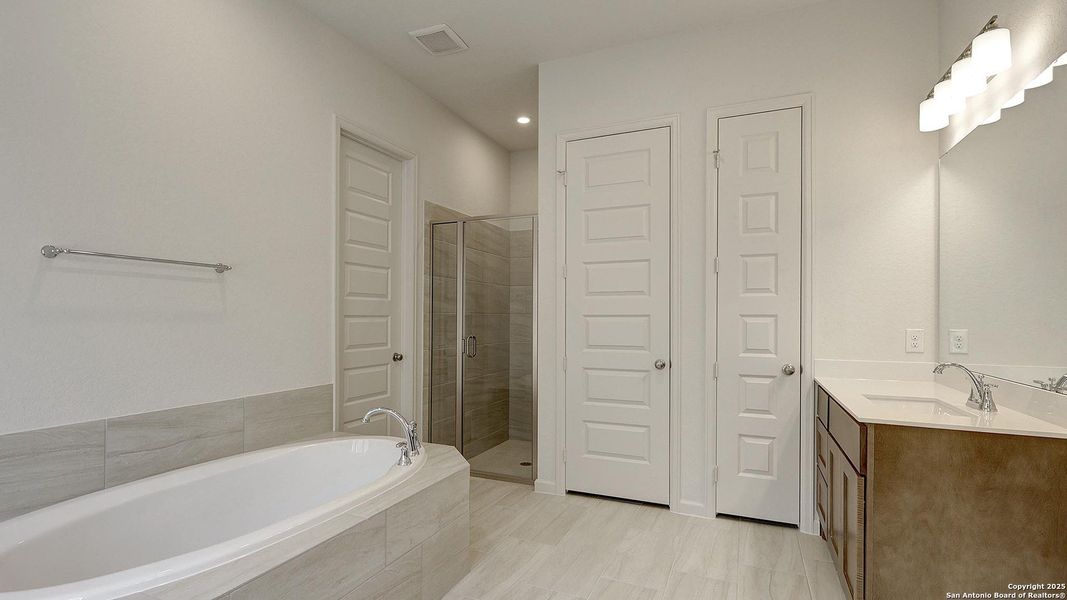 Furnished interior view inside a new home in Haby Hill 50', San Antonio (Image 16).