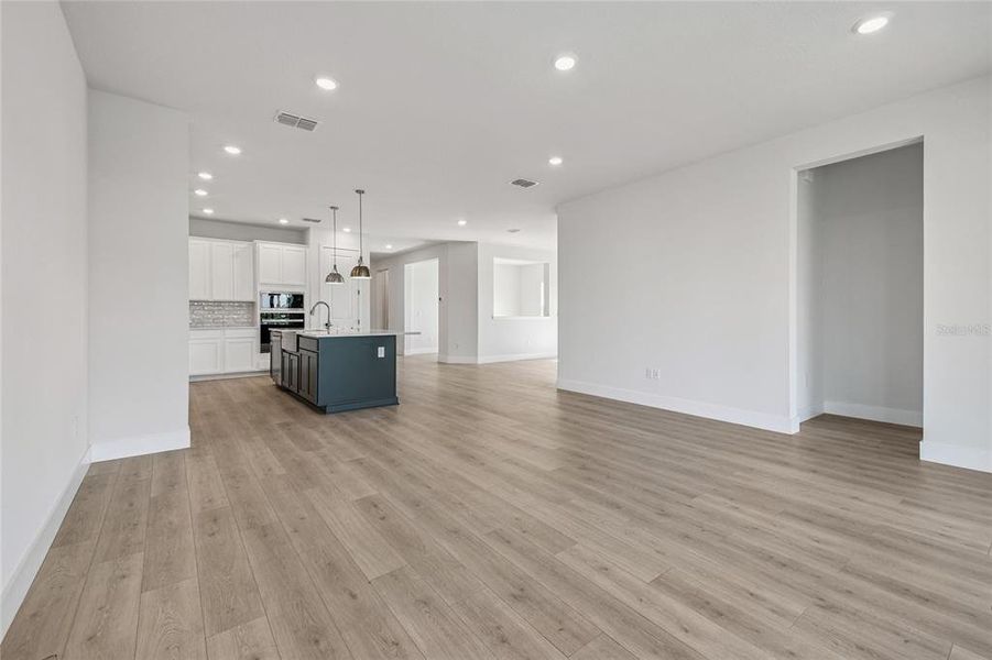 Spacious, unfurnished interior of a new home in Waterset Tradition Series, Apollo Beach (Image 21). Spacious, unfurnished interior of a new home in Waterset Tradition Series, Apollo Beach (Image 21).