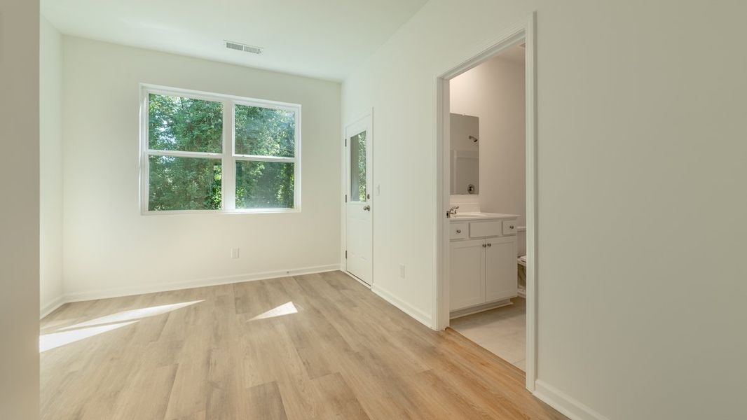 Spacious, unfurnished interior of a new home in Benteen Reserve, Atlanta (Image 13).