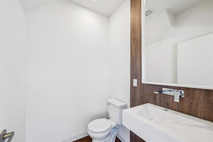 Furnished interior view inside a new home in , Atlanta (Image 19).