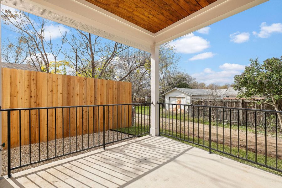 vacant side covered deck off living/kitchen