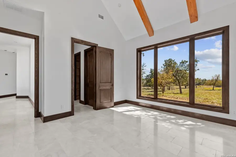 Spacious, unfurnished interior of a new home in , Fredericksburg (Image 25).