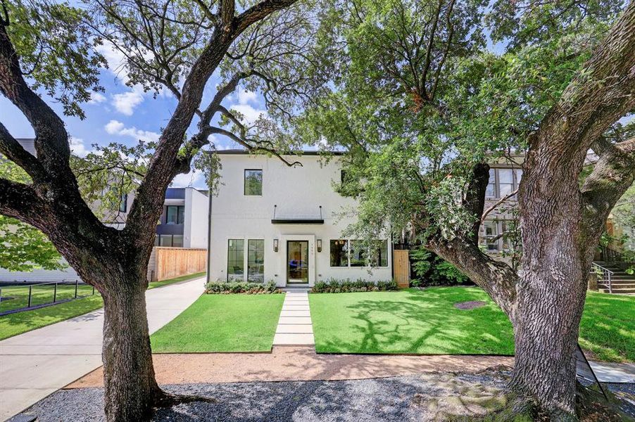 Another stylish home by Hampton Lane Builders set in prominent deed restricted neighborhood adjacent to River Oaks