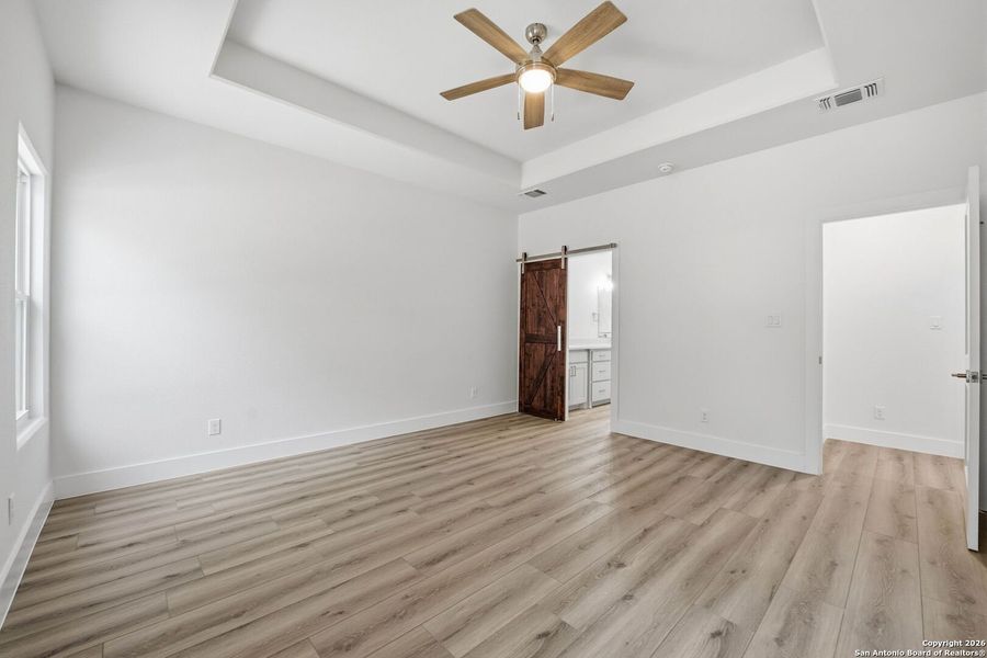 Spacious, unfurnished interior of a new home in , Canyon Lake (Image 33).