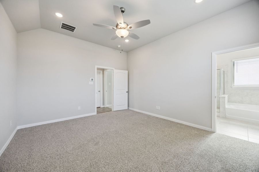 Spacious, unfurnished interior of a new home in Solterra Texas, Mesquite (Image 10).