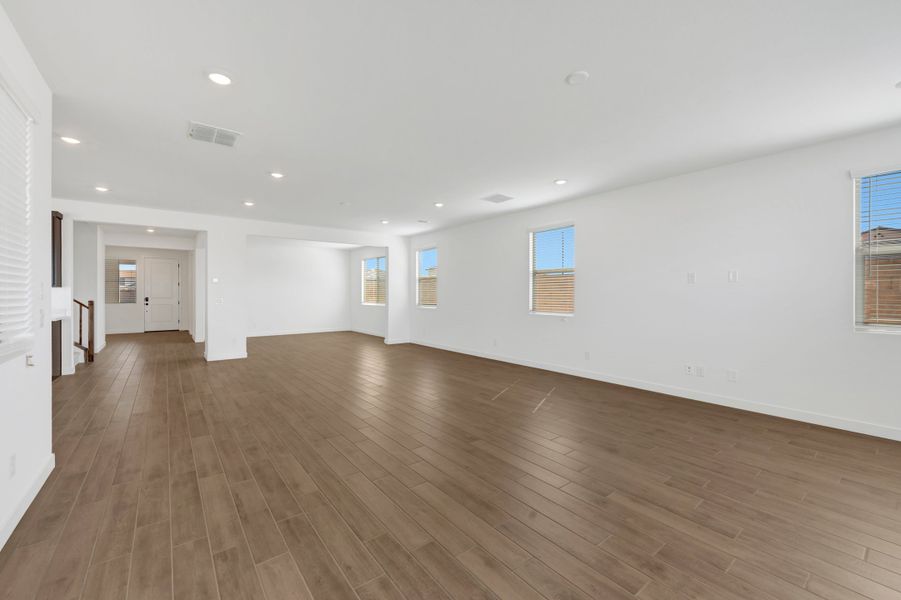 Spacious, unfurnished interior of a new home in Terraza, San Tan Valley (Image 18).