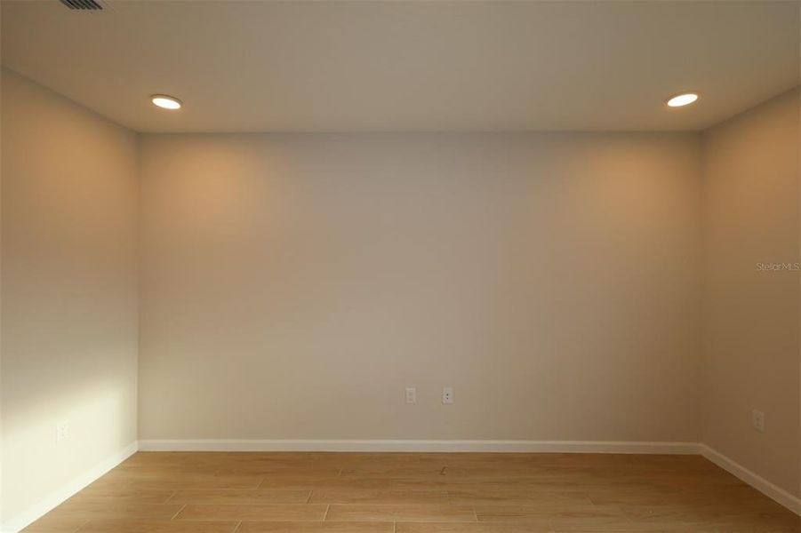 Spacious, unfurnished interior of a new home in Reeves Place, Orlando (Image 10).