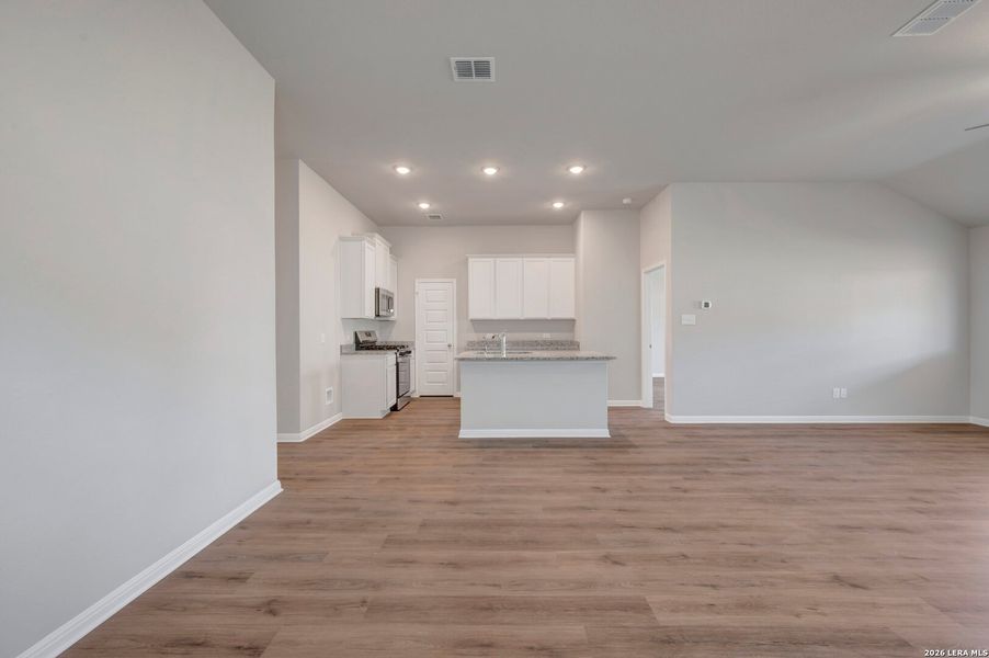 Spacious, unfurnished interior of a new home in Mesquite Ridge, San Antonio (Image 22).