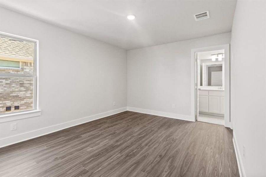 Spacious, unfurnished interior of a new home in Lyons Crest Estates, Garland (Image 26).