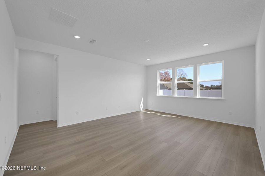 Spacious, unfurnished interior of a new home in Murray Farms, Middleburg (Image 19).
