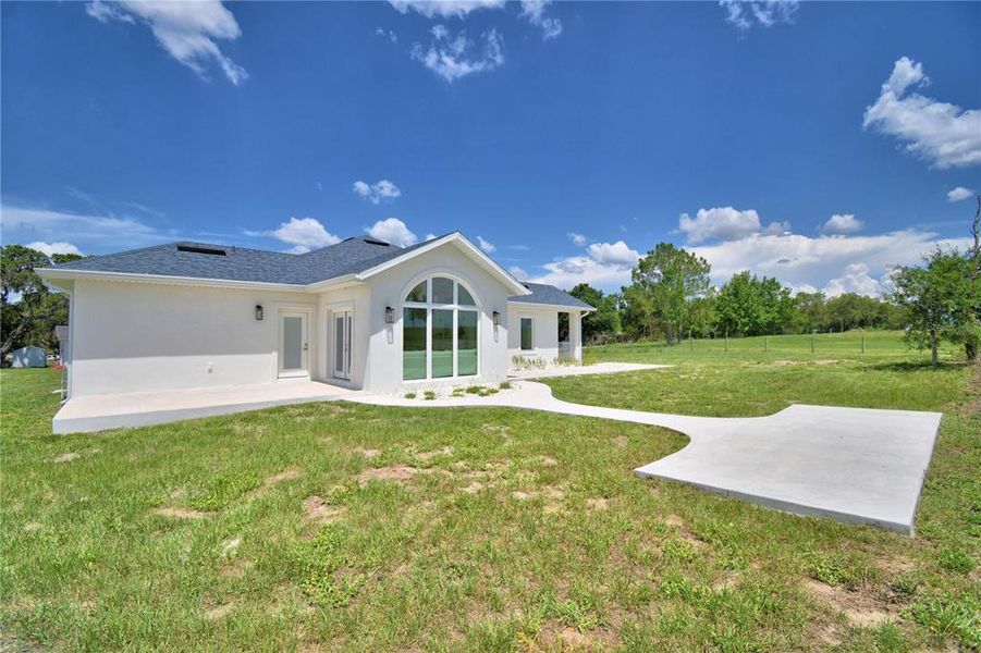 Exterior details and patio area of a home in , Polk City (Image 3).