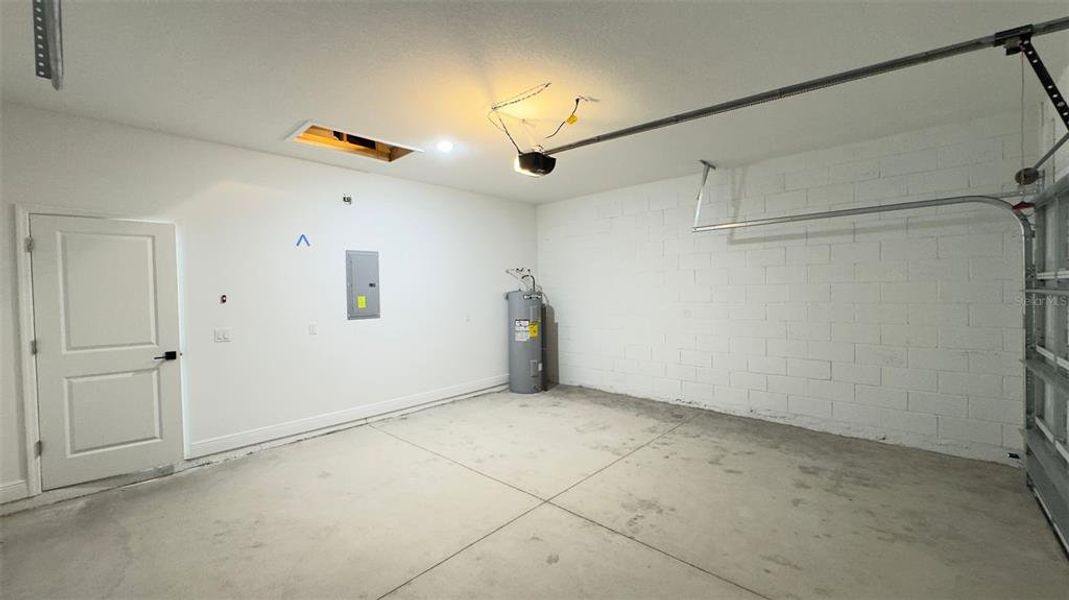 Spacious, unfurnished interior of a new home in , Citrus Springs (Image 9).