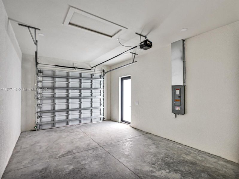 Spacious, unfurnished interior of a new home in , Lehigh Acres (Image 22).