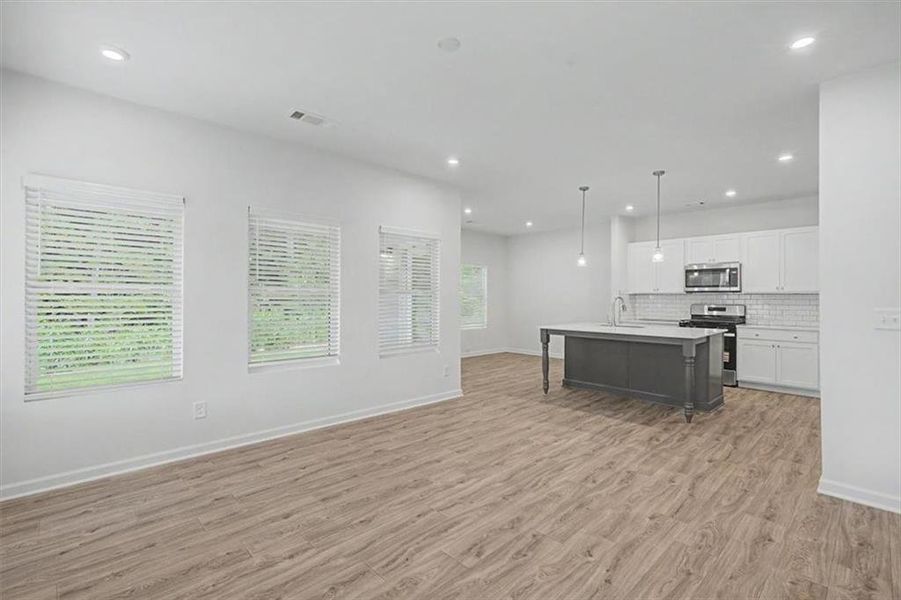 Spacious, unfurnished interior of a new home in Sawmill Creek, Mableton (Image 24).