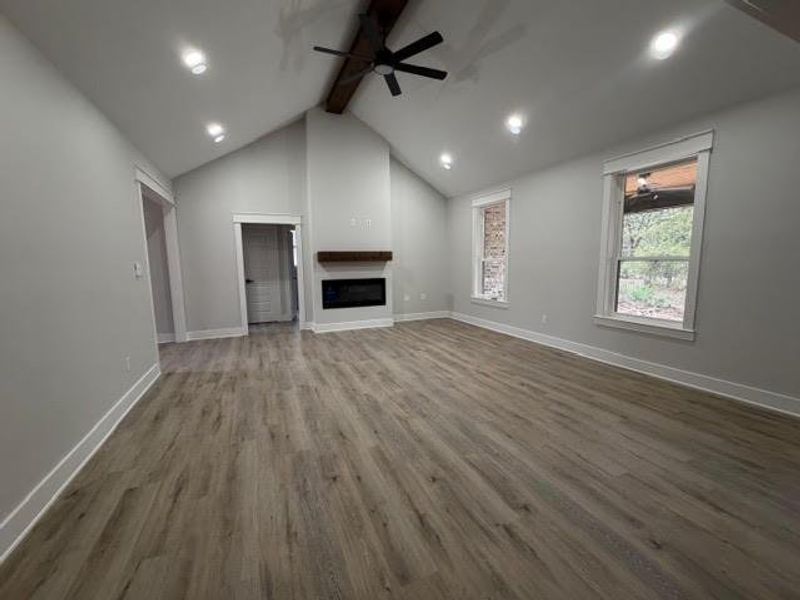 Spacious, unfurnished interior of a new home in , Mineola (Image 32).