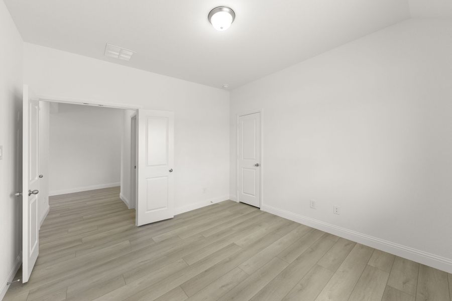 Spacious, unfurnished interior of a new home in Keeneland, Aubrey (Image 38).