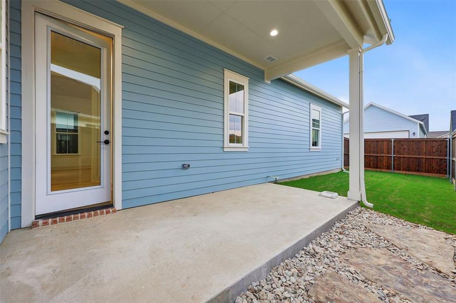 Exterior details and patio area of a home in , Midlothian (Image 3).