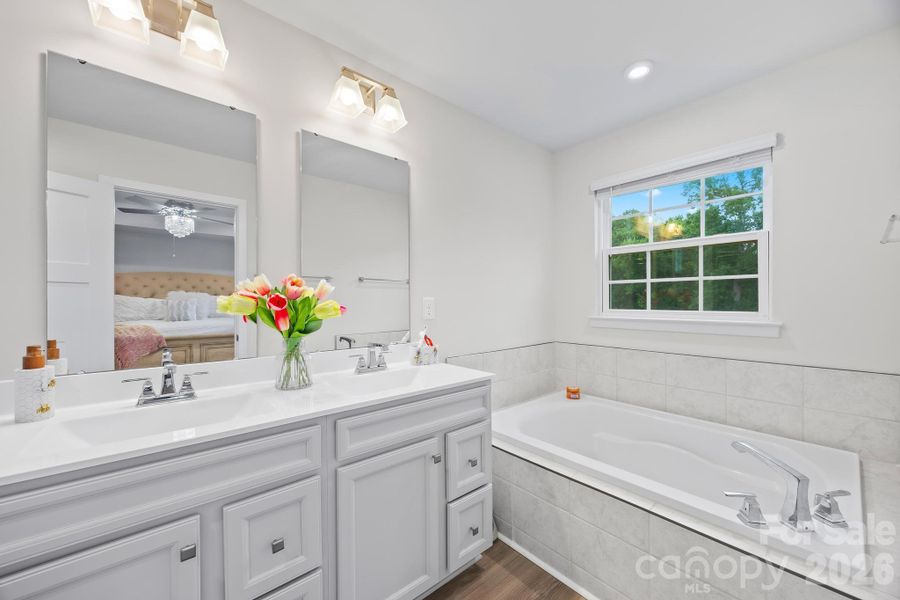 5 piece en-suite bathroom