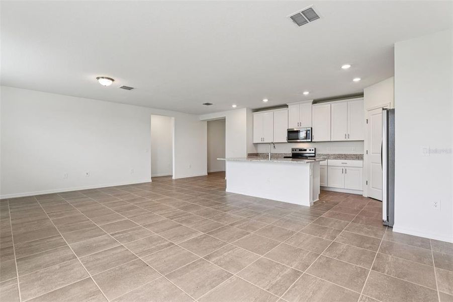 Spacious, unfurnished interior of a new home in Hamilton Bluff - Signature Series, Lake Hamilton (Image 22).