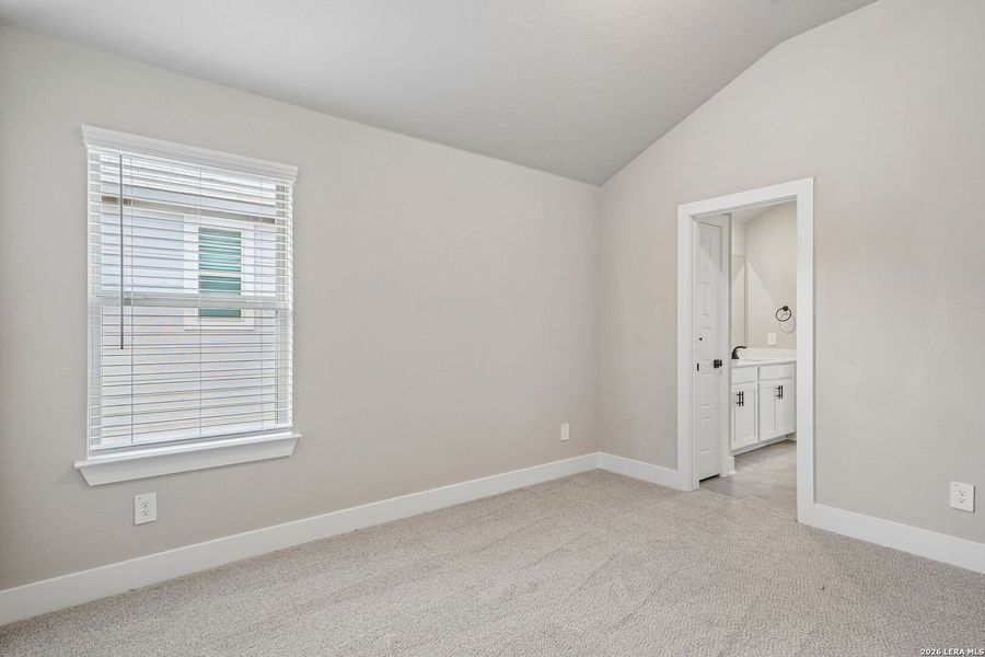Spacious, unfurnished interior of a new home in Fox Falls, Boerne (Image 30).