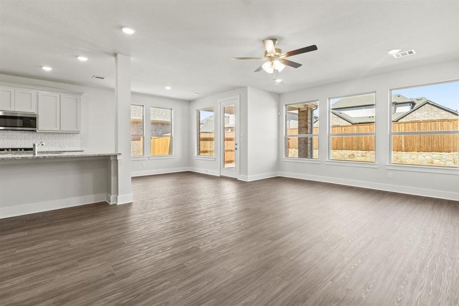 Spacious, unfurnished interior of a new home in Lyons Crest Estates, Garland (Image 32).