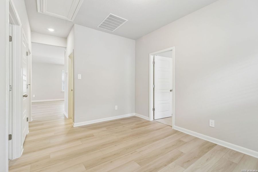 Spacious, unfurnished interior of a new home in Thomas Pond, San Antonio (Image 19).