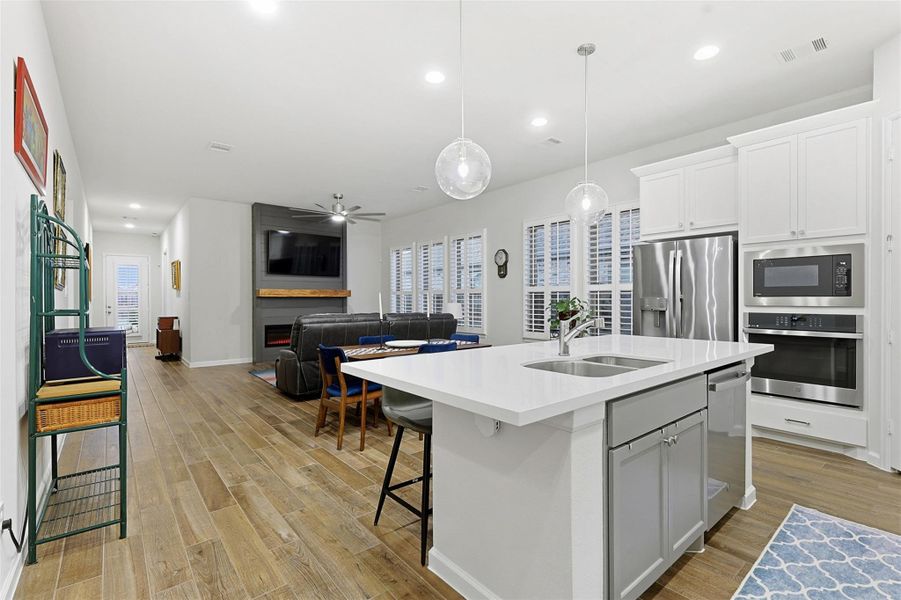 Furnished interior view inside a new home in Meridiana 40'/45', Manvel (Image 8). Furnished interior view inside a new home in Meridiana 40'/45', Manvel (Image 8).