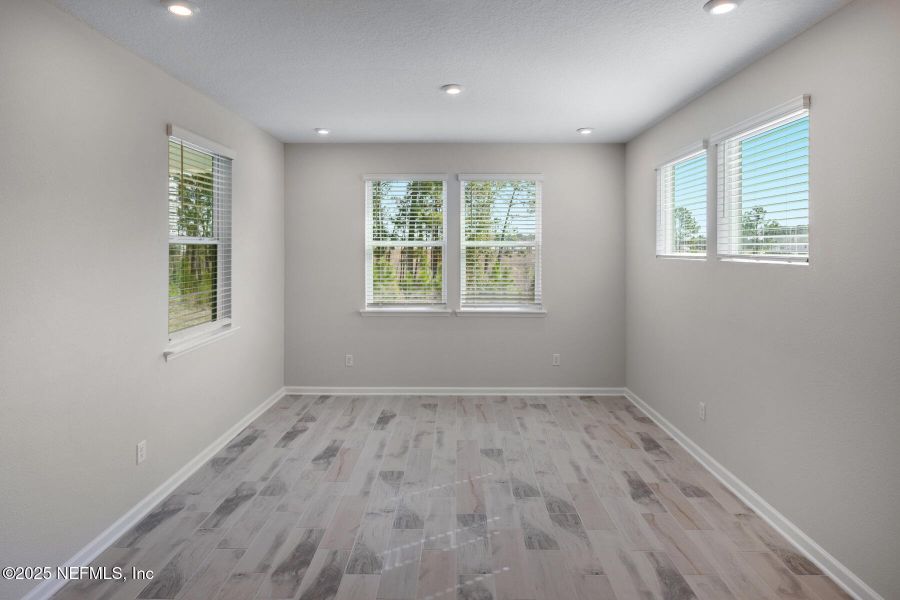 Spacious, unfurnished interior of a new home in Lakes at Bella Lago, Green Cove Springs (Image 22).