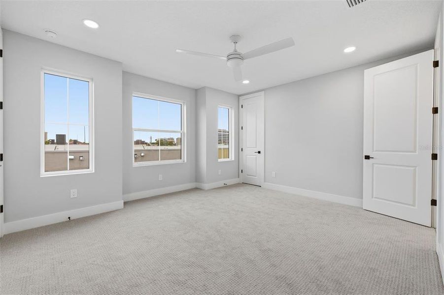 Spacious, unfurnished interior of a new home in , Tampa (Image 22).