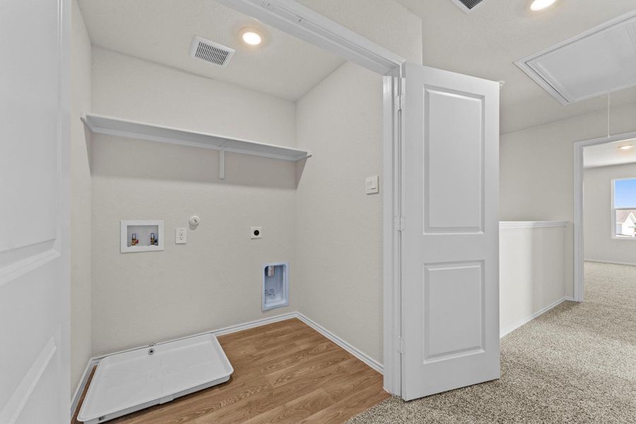 Spacious, unfurnished interior of a new home in Ladera, Luling (Image 32).