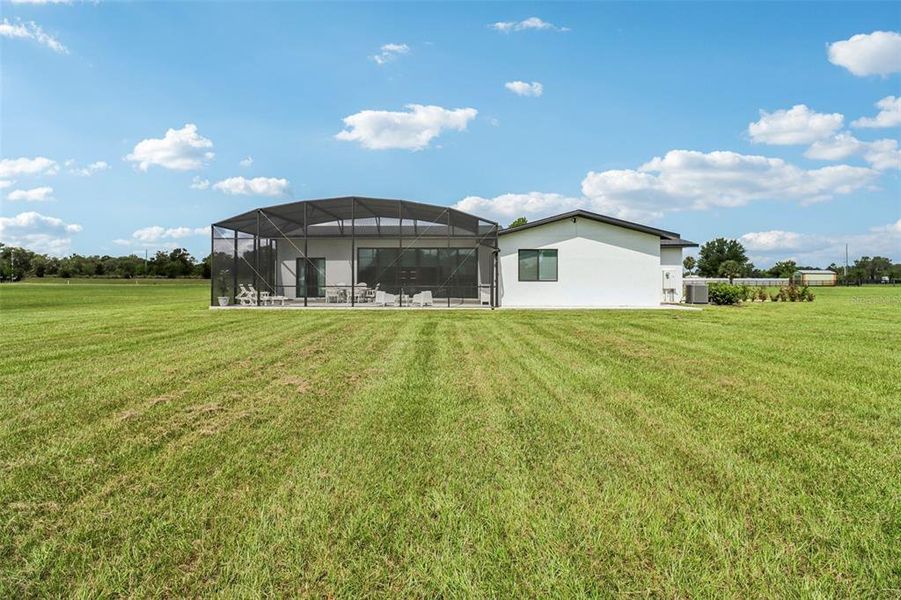 Exterior details and patio area of a home in , Tavares (Image 20).